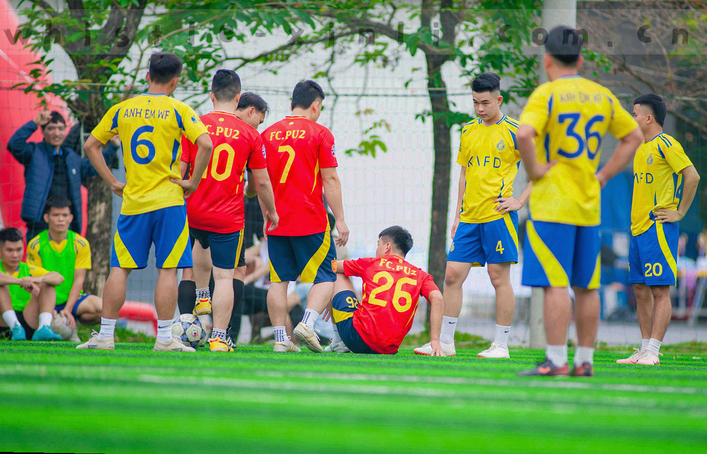 多张半透明联赛数据卡片层叠错位的近景示意